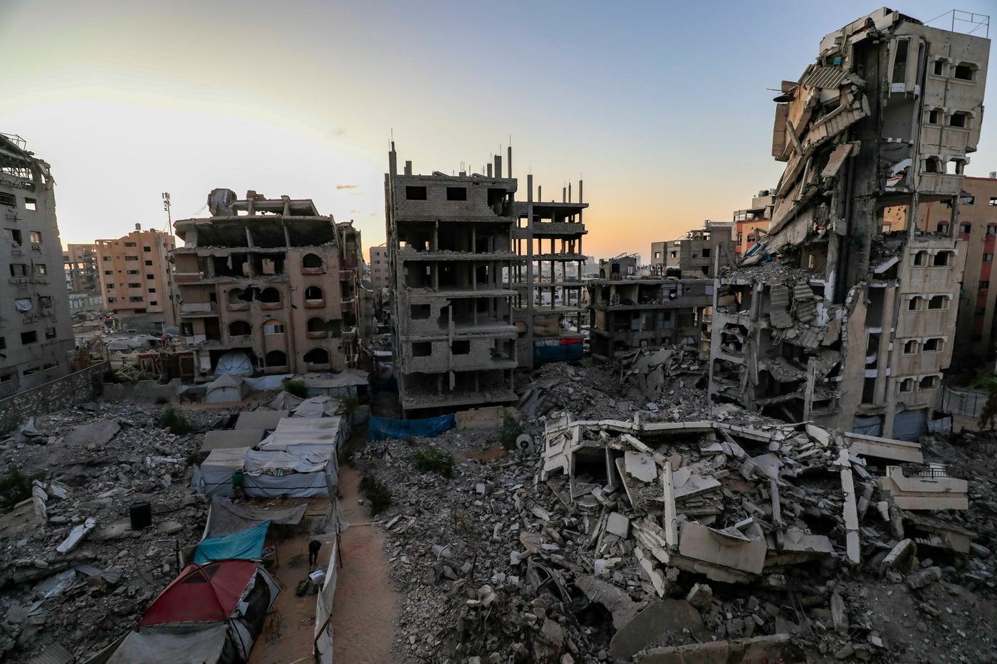 Bâtiments endommagés et décombres à Gaza.