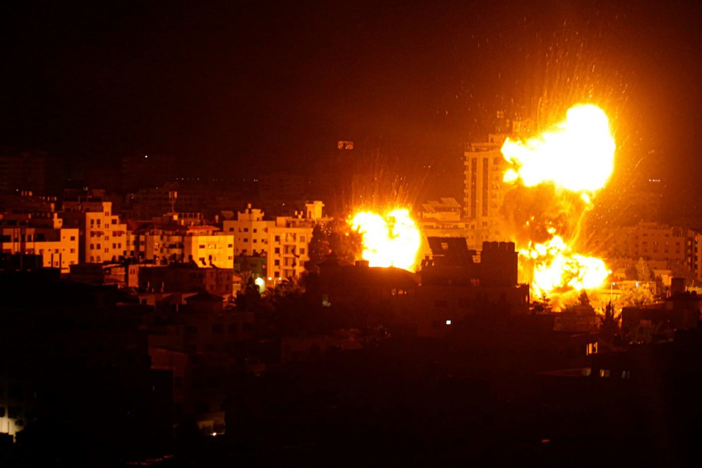 Explosion nocturne visible depuis une zone urbaine à Gaza.