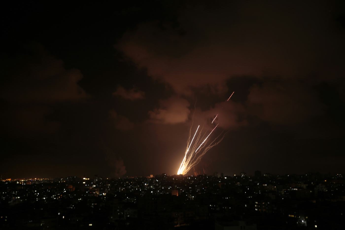 Lueurs et fumée au-dessus de Gaza pendant la nuit.