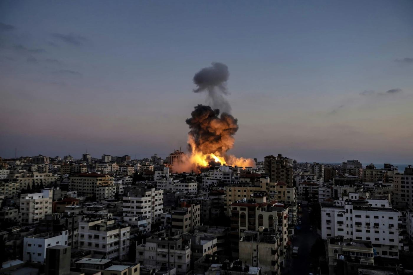 Fumée montant au-dessus de bâtiments à Gaza.