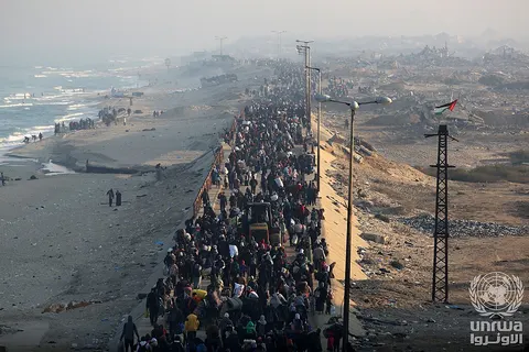 Palestiniens déplacés retournant vers Gaza et le nord via la rue Al-Rasheed.