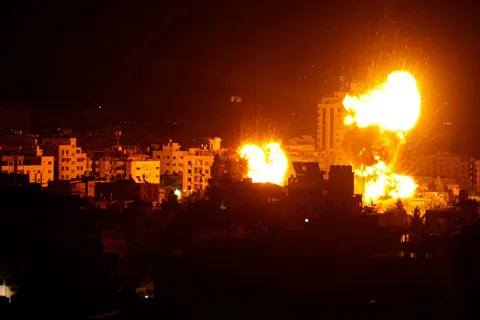 Explosion nocturne visible depuis une zone urbaine à Gaza.