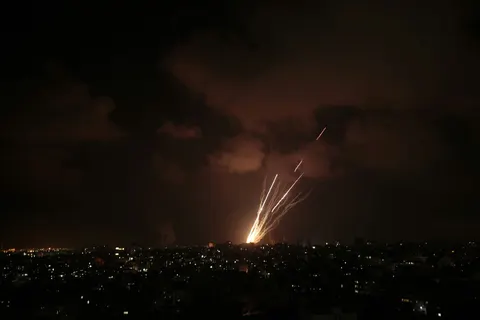 Lueurs et fumée au-dessus de Gaza pendant la nuit.