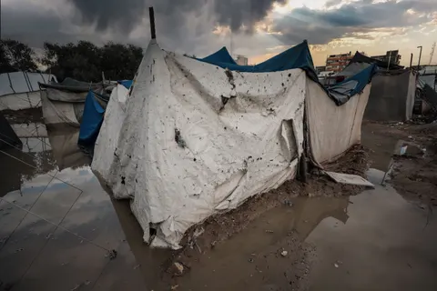 Tente endommagée dans un camp de déplacés à Gaza.