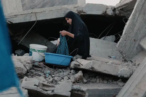 Scène de vie quotidienne au milieu de bâtiments endommagés à Gaza.