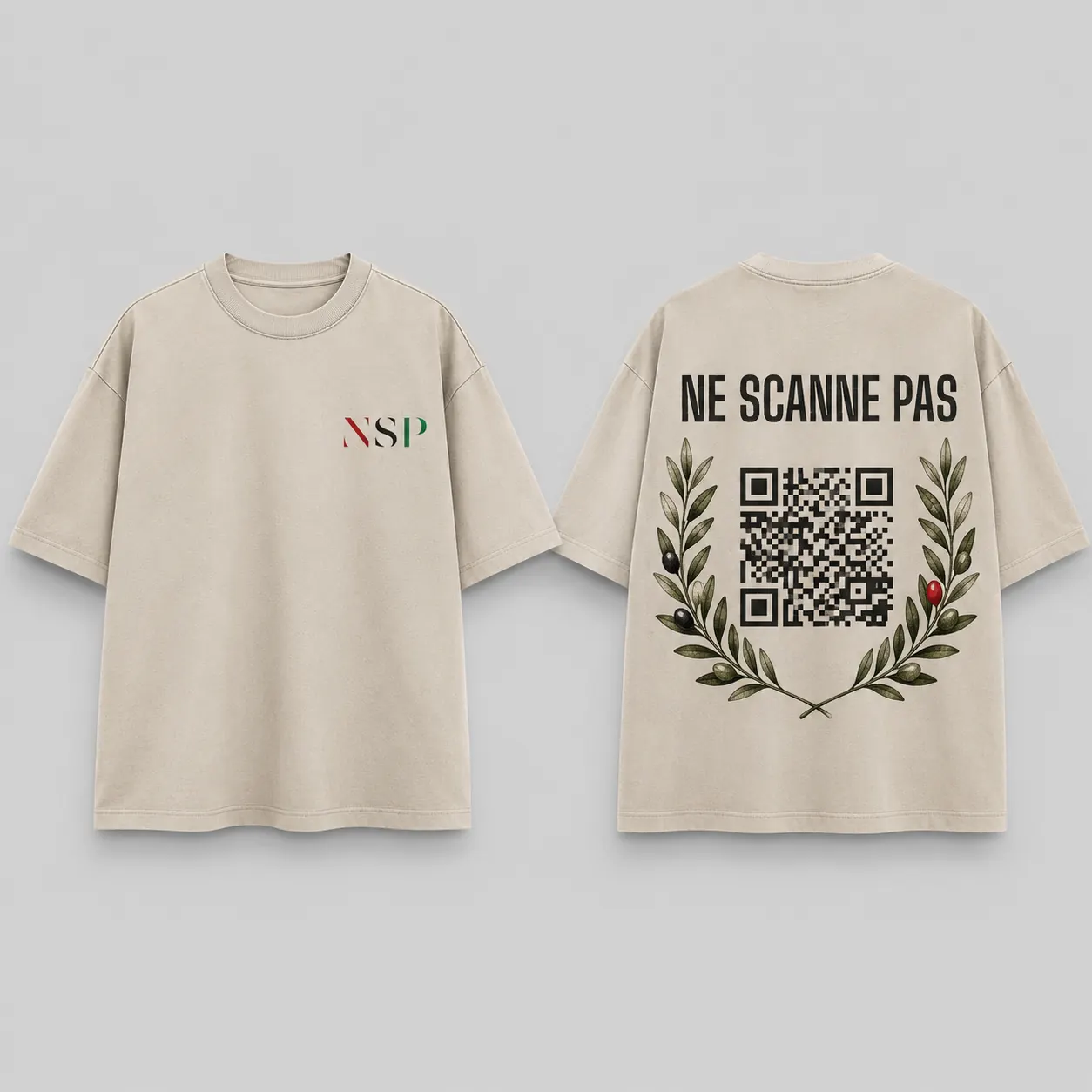 T-shirt NSP beige avec face avant et dos QR code entouré de branches d'olivier.